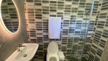 Een haardroger, handdoeken, zeep, toiletpapier