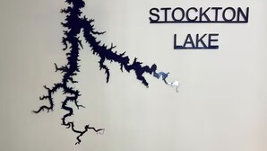Un adhésif mural représentant le lac de Stockton, avec un motif de carte.