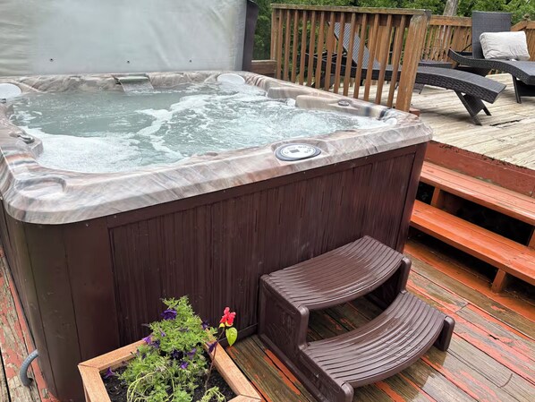 Outdoor spa tub - Fall Foliage! Serenity Cottage on Stockton Lake. Walk to water Game Room Hot tub (Aldrich)