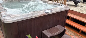 Fall Foliage! Serenity Cottage on Stockton Lake. Walk to water Game Room Hot tub