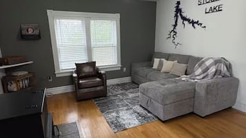 Smart TV, fireplace, books, music library
