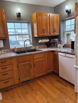Fridge, microwave, oven, stovetop - Fall Foliage! Serenity Cottage on Stockton Lake. Walk to water Game Room Hot tub (Aldrich)
