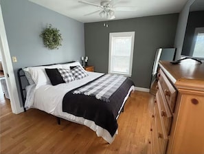 3 bedrooms, iron/ironing board, travel crib, free WiFi - Fall Foliage! Serenity Cottage on Stockton Lake. Walk to water Game Room Hot tub (Aldrich)