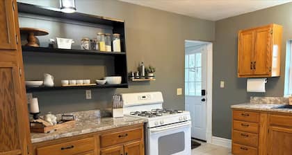 Fall Foliage! Serenity Cottage on Stockton Lake. Walk to water Game Room Hot tub