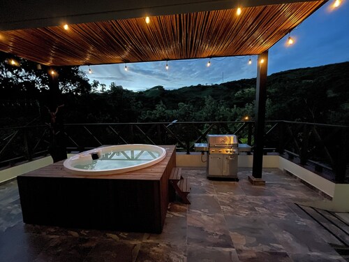 Tropical Paradise, Deluxe Duplex Cabin nestled in the majesty of the mountains