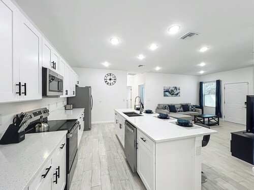 Getaways, your way!
Spacious & Modern 3BR, 2BA