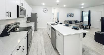 Getaways, your way!
Spacious & Modern 3BR, 2BA