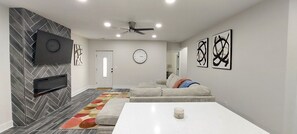 Smart TV, fireplace