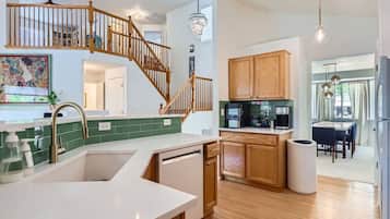 冰箱、微波炉、烤箱、炉灶