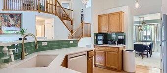 Sleeps 9 - Family Retreat - Scenic Trails - Views