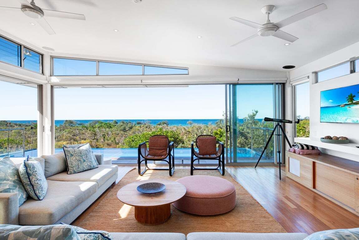 Een smart-tv, een tafeltennistafel, boeken en een kantoor