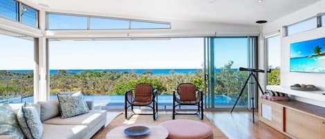 Smart TV, mesa de ping pong, libros, oficina