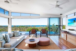 Älytelevisio, pöytätennispöytä, kirjoja, työhuone