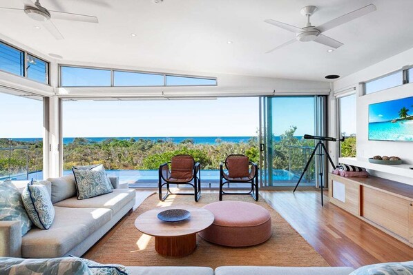 Smart TV, tenis de mesa, libros y oficina 