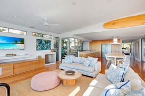 Älytelevisio, pöytätennispöytä, kirjoja, työhuone