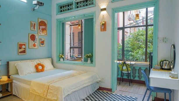 Desk, blackout curtains, soundproofing, iron/ironing board (on request) - Alula Ha Noi Homestay (Hanoi)