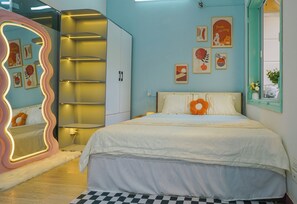 Desk, blackout drapes, soundproofing, iron/ironing board - Alula Ha Noi Homestay (Hanoi)