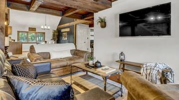 Smart TV, chimenea, videojuegos y futbolito