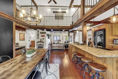 Luxury Retreat - Walk to Shops, Docks & Restaurants