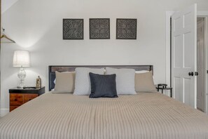 3 bedrooms, desk, iron/ironing board, free WiFi