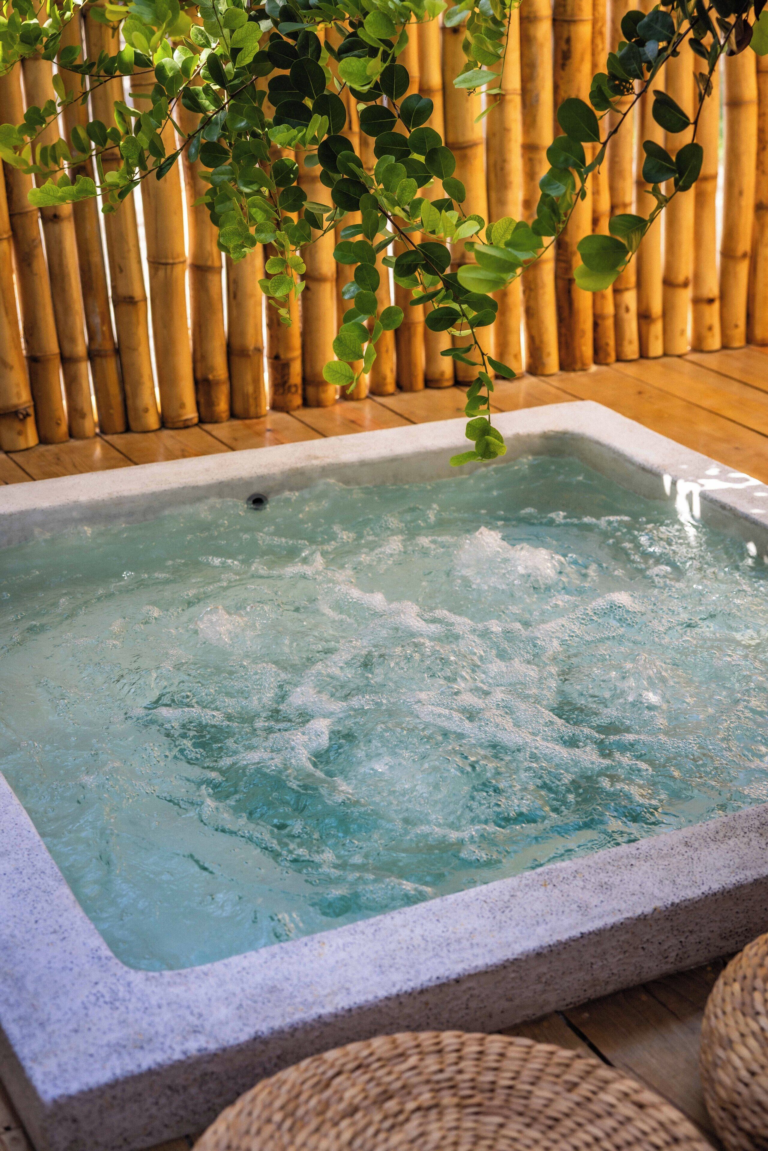 Uma banheira de hidromassagem com um fundo de bambu.