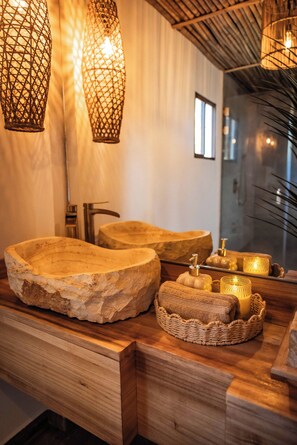 Deluxe Studio Suite, Sea View, Tower | Bathroom