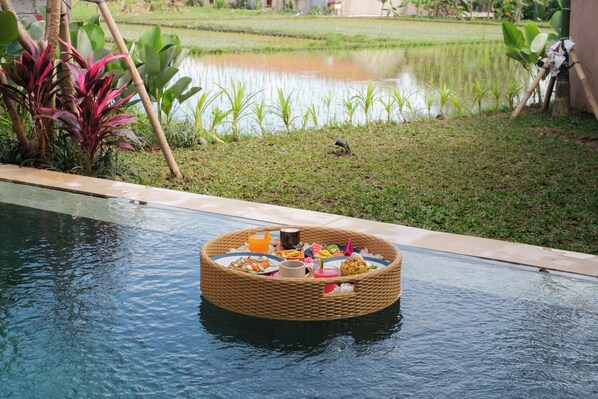 Daily full breakfast (IDR 150000 per person)