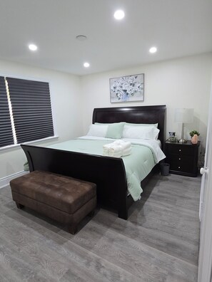 7 bedrooms, iron/ironing board, WiFi, bed sheets - Tranquil Haven Retreat Full home with 7 Bedroom & 3 Bathrooms- 5 Min. from Lake! (Burlington)