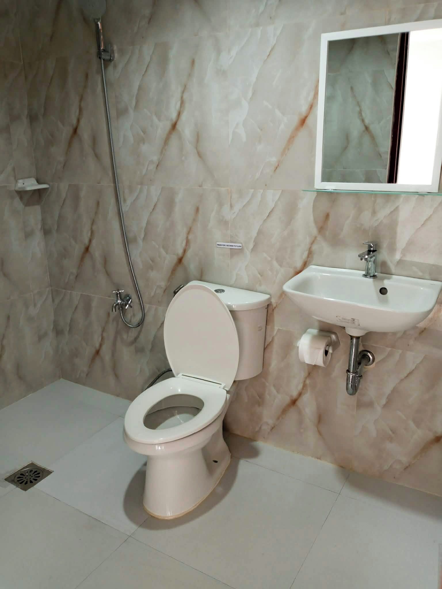 Cabaña Signature, vistas a la piscina | Baño | Zapatillas, toallas, jabón y champú