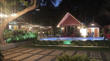 Alpehytte - udsigt til pool | Gratis Wi-Fi