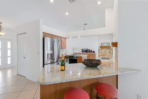 ثلاجة، ميكروويف، فرن، موقد طهي مسطح