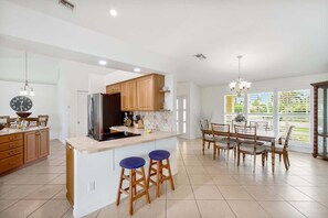 ثلاجة، ميكروويف، فرن، موقد طهي مسطح