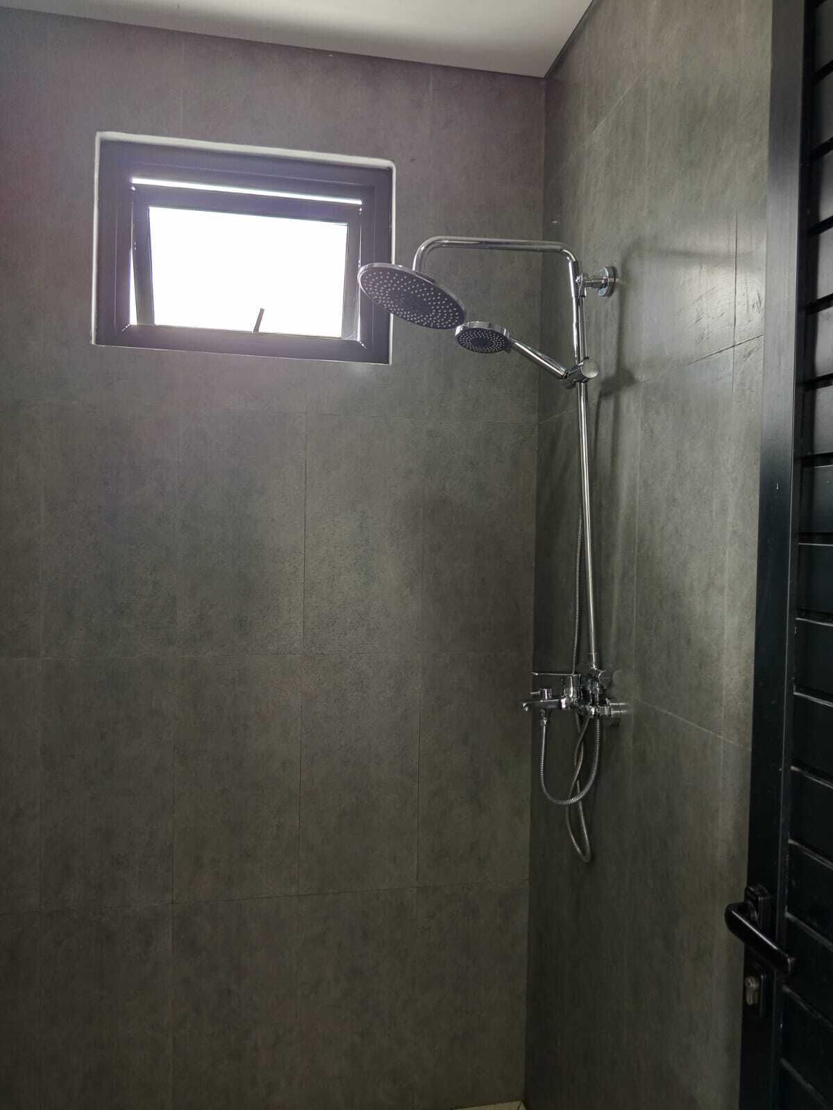Buồng tắm vòi sen, đồ dùng nhà tắm miễn phí, máy sấy tóc, xà phòng 
