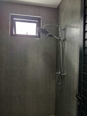 Chuveiro, produtos de toalete grátis, secador de cabelo, sabonete
