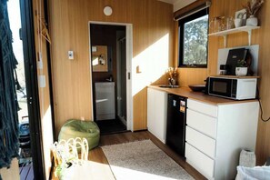 Geladeira, micro-ondas, cooktop, cafeteira/chaleira