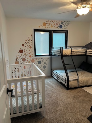 5 bedrooms, desk, travel cot, free WiFi