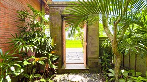 Garden view - Dlobong Private Pool Villa Ubud (Sukawati)