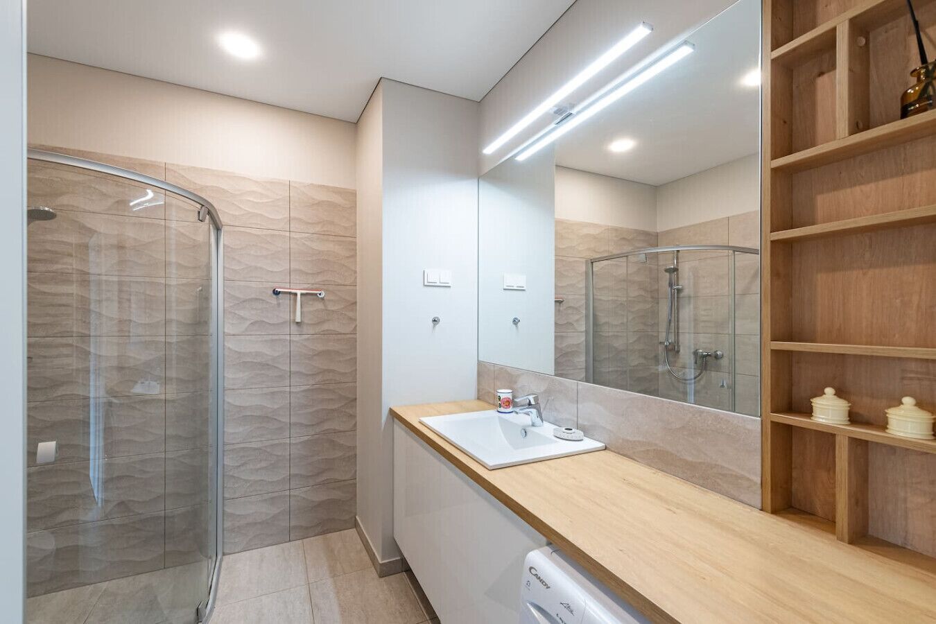 Gratis toiletartikelen, een haardroger, handdoeken, toiletpapier
