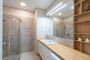 Amenidades de baño gratuitas, secadora de cabello, toallas 