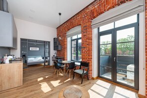 1 Schlafzimmer, Schreibtisch, schallisolierte Zimmer