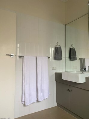 Ducha, secador de pelo, toallas, jabón