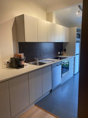 Réfrigérateur, micro-ondes, four, plaque de cuisson