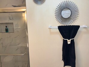 Dusche, Haartrockner, Handtücher, Seife