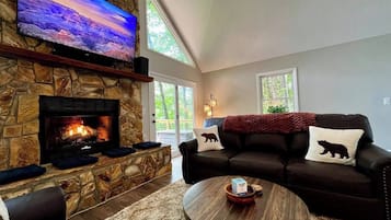 Een smart-tv, een open haard, boeken en een computerscherm