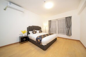 Luxury-Apartment, Stadtblick | Schreibtisch, laptopgeeigneter Arbeitsplatz, Verdunkelungsvorhänge