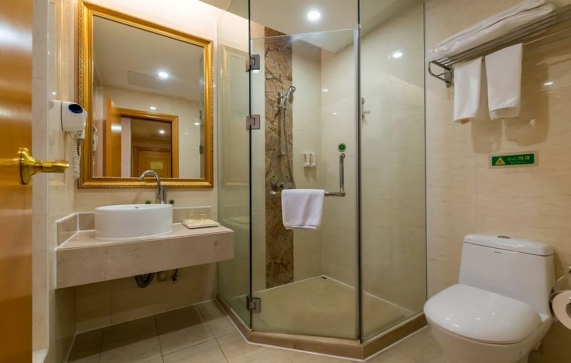 Ducha, secador de pelo, zapatillas y toallas