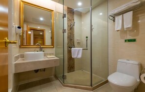 Dusche, Haartrockner, Hausschuhe, Handtücher