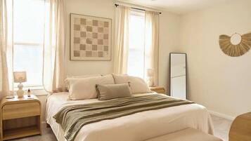 3 habitaciones, escritorio y tabla de planchar con plancha