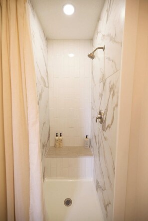 Douche, sèche-cheveux, serviettes fournies, savon