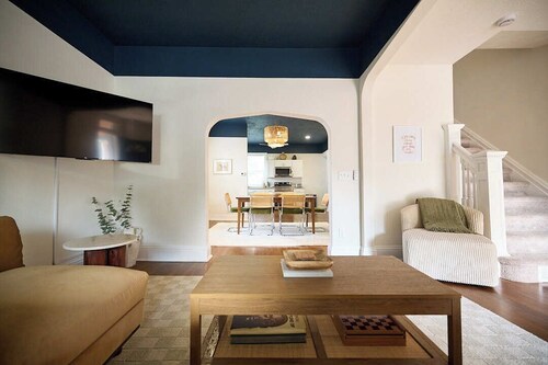 NEW 3BR/2.5BA • Prime Area 2 min to Zoo/Old Market, King Ensuite, + Free Parking